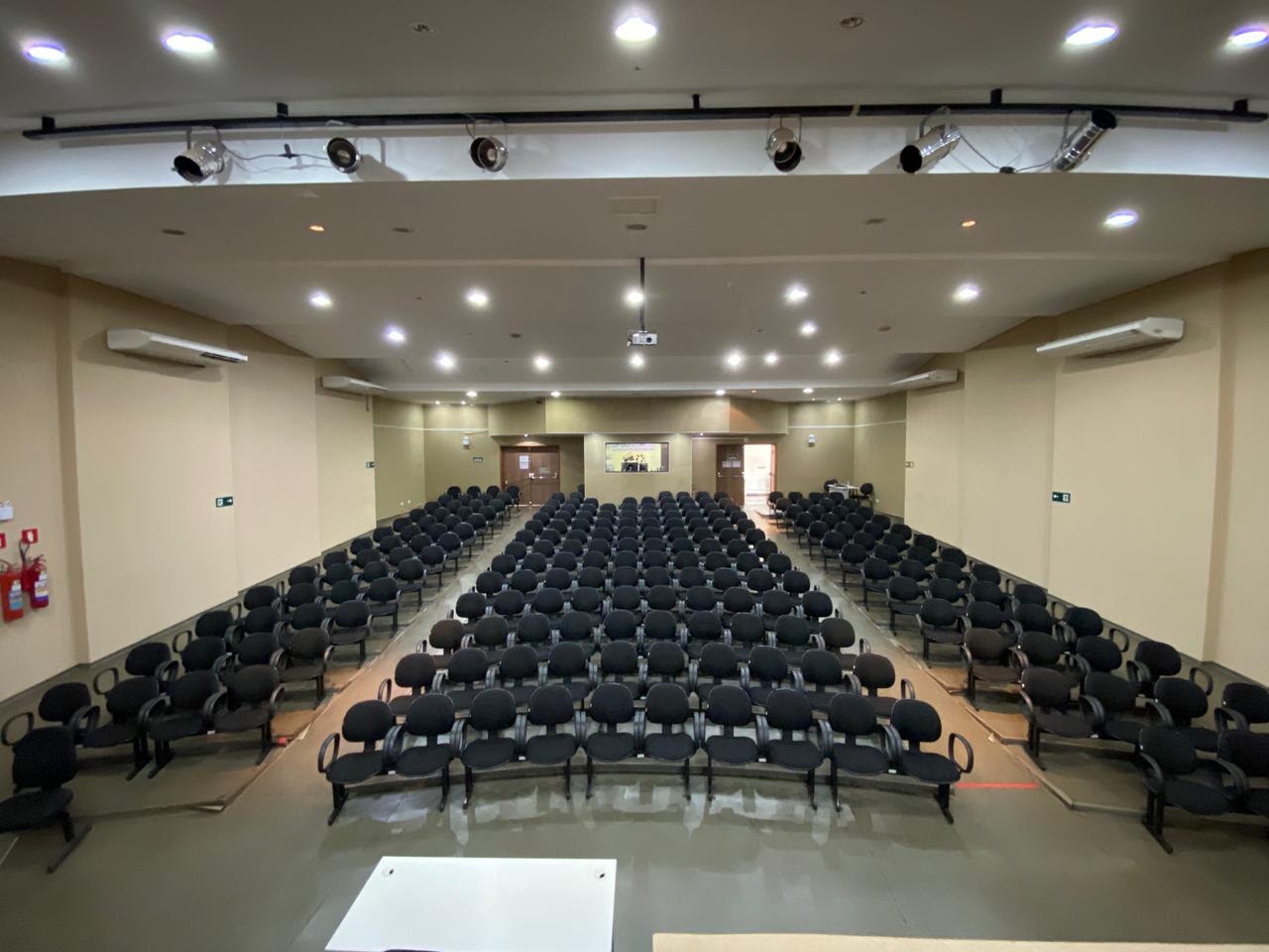 Cine Auditório — PLATEIA COM CAPACIDADE 220 LUGARES 